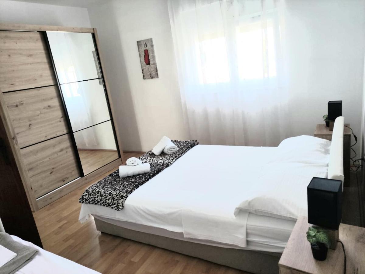 Apartments"Nika" With Private Pool Galovac  外观 照片