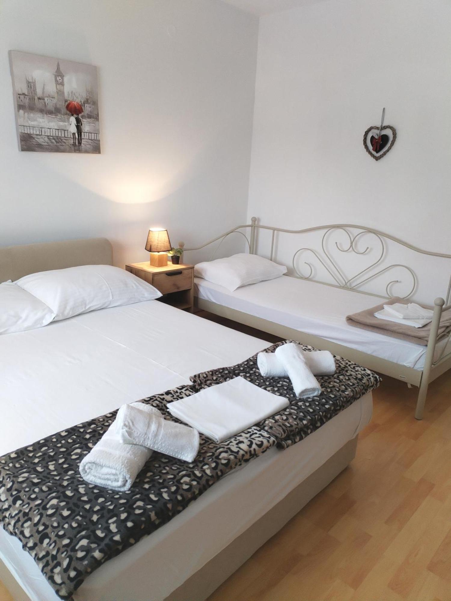 Apartments"Nika" With Private Pool Galovac  外观 照片