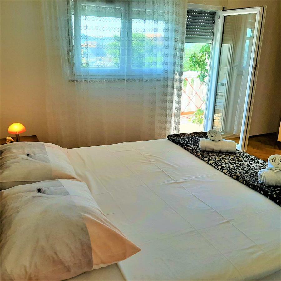 Apartments"Nika" With Private Pool Galovac  外观 照片